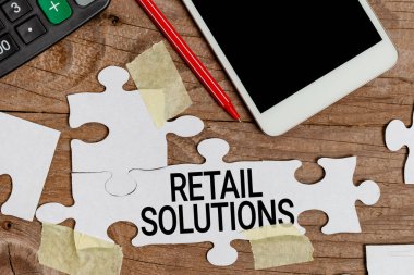 El yazısı işareti Retail Solutions. Daha fazla satış ve müşteri memnuniyetini arttırma süreci tamamlanmamış bir beyaz testere deseni ile kayıp parçayı oluşturma