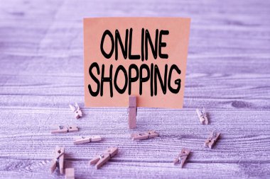 İnternetten ilham aldığını gösteren bir metin. İş konsepti, tüketicilere ürünlerini Yeni Fikirler Gösteren Çamaşır Klipleriyle çevrili Boş Kare İnternet Notu üzerinden satın alma olanağı sağlıyor.