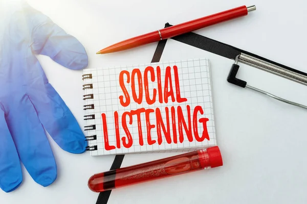 A szociális hallgatóság jele. Üzleti kirakat elemzése beszélgetések és trendek a termék terjesztése Vírus tudatosság Üzenet, Felkészülés Fertőző gyógyszerek — Stock Fotó