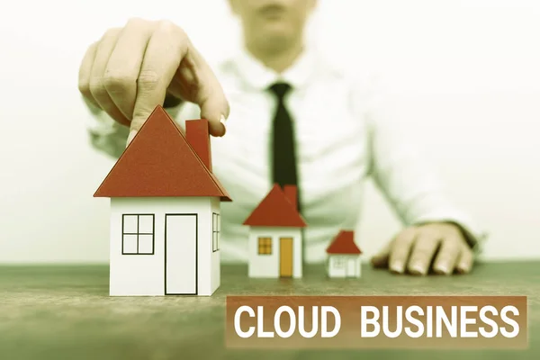 Znak tekstowy pokazujący Cloud Business. Koncepcja oznaczająca obliczenie oparte na wspólnych zasobach obliczeniowych Różne plany domów reprezentowanych przez kobiety biznesu — Zdjęcie stockowe