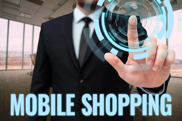 Teksten weergeven Mobiel winkelen. Concept betekent kopen en verkopen van goederen en diensten via mobiele Man In Office Uniform Standing Pressing Virtual Button Holding Tablet. — Stockfoto