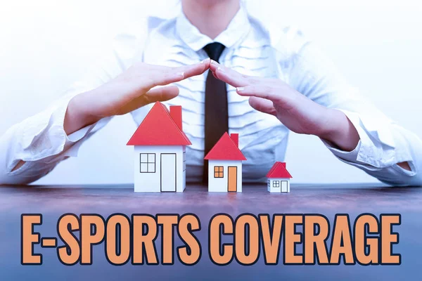 E Sports Coverage sunan metin başlığı. En son spor müsabakalarını canlı olarak sunuyoruz. Yeni ev sigortaları ve kapsama planları bayan tarafından sunuluyor. — Stok fotoğraf