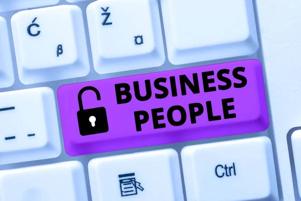 Ecrire en affichant du texte Business People. Concept signifiant les personnes qui travaillent dans les affaires en particulier au niveau de la direction Créer de nouvelles entreprises de boutique en ligne, Dactylographier la liste des marchandises de négociation — Photo