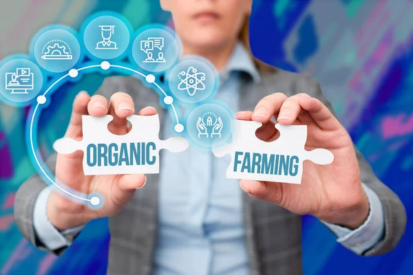 Organic Farming 이란 제목의 글을 쓴다. 인터넷 컨셉트 통합 농업 시스템 지속 가능성 사업 여성 홀딩 퍼즐 조각풀어 새로운 미래 기술. — 스톡 사진