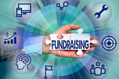 Kavramsal manşet bağış toplama. Yardım derneği için finansal destek sağlamaya çalışan kavramsal fotoğraf ya da El Tutma Yapbozu Parçası Yeni Geleceğe Yönelik Teknolojileri Açığa Çıkarmaya Sebep.