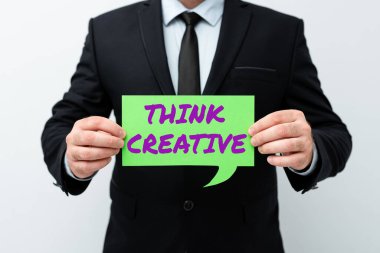 Yaratıcı düşün ilhamını gösteren bir metin. İş konsepti Yeni Planlar ve Planlama Sürecini Gösteren Fikirleri Sunan, bariz olmayan paternleri algılama yeteneği