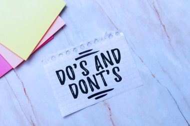 Do S ve Don 't S. İş Konsepti' nin bazı aktivite ve eylemlerle ilgili kural veya gelenek gösterimine imza atın. Yeni Fikirler Yeni Fikir Yaratıcı Fikirler Yapışkan İletişim Notu