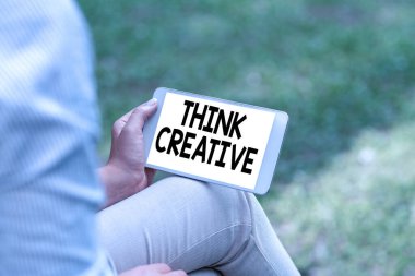 Kavramsal manşet. Yaratıcı düşün. İş dünyası, insanları bir araya getiren ses ve görüntü arama yetenekleri olmayan paternleri algılama yeteneği.