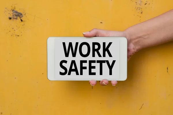 A munkahelyi biztonságot bemutató szöveges felirat. Internetes koncepció politikák és eljárások a munkavállalók egészségének biztosítására Hang- és videohívó képességek Az emberek összekapcsolása — Stock Fotó