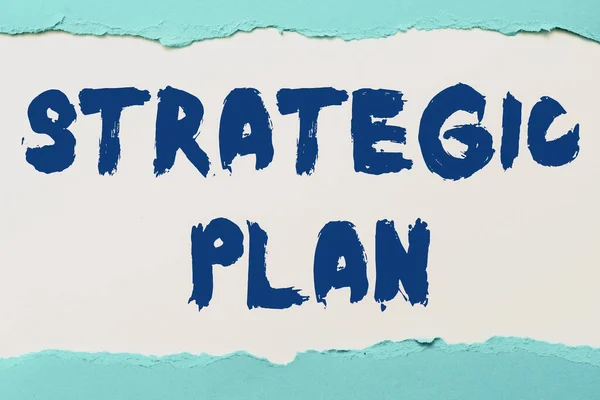 Znak tekstowy pokazujący Plan Strategiczny. Koncepcja oznacza Proces definiowania strategii i podejmowania decyzji Streszczenie Dry River, Koncepcja otwarcia zasłon, Zaczynając nowy pokaz — Zdjęcie stockowe