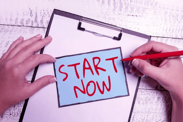 Wyświetlacz koncepcyjny Start Now. Word Written on nie wahaj się dostać pracy lub robi rzeczy od razu Brainstorming Problemy i rozwiązania zadając odpowiednie pytania — Zdjęcie stockowe