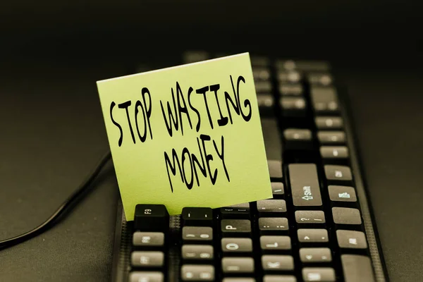 Pisanie wyświetlania tekstu Stop Marnowanie pieniędzy. Konceptualne zdjęcie doradzające osobie lub grupie, aby rozpocząć zapisywanie i używać go mądrze kopiowanie starych pomysłów i tworzenie nowych, przesyłanie pisemnych uwag — Zdjęcie stockowe