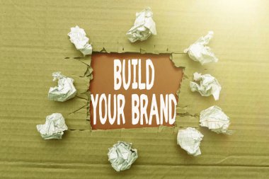 Markanızı İnşa Edin metni yazılıyor. İş fikri müşterilerin bilgilerini ve fikirlerini oluşturur veya geliştirir Akıllı Ofis Planları İnşaat Geliştirme ve Yeni Başlangıç Planlama