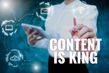 El yazısı içeriği kraldır. İş dünyası pazarlamasında görünürlük artışı ödenmemiş arama sonuçları Lady In Uniform Holding Tableti Elinizde Fütürist Teknoloji Yazıyor.