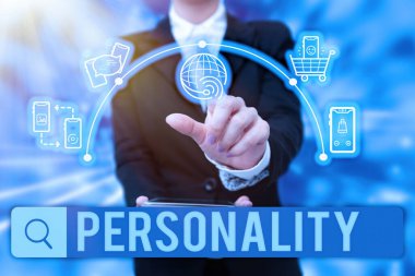 İlham veren kişiliği gösteren bir metin. Bireysel karakterleri oluşturan iş konsepti kombinasyonu özellikleri Lady In Uniform Holding Tablet Pratikte Fütüristik Tech.