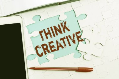 Metin gösterimi yazılıyor. Yaratıcı düşünün. İnternet Konsepti Belli Olmayan Örnekler Algılama yeteneği Eksik Son Parçayı Tamamlanmamış Beyaz Yapboz Deseni Bulmacası