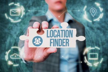 Kavramsal Ekran Konum Bulucu. Yeni Geleceğin Teknolojisini Açığa Çıkaran Yapboz Parçası Tutan İş Kadını 'nın adresini bulmak için İnternet Konsepti A servisiName.