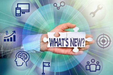 Hangi S Yeni Sorusunu sunan metin başlığı. Birisine şu anki hareketlerini sorduğunuzda kavramsal fotoğraf. El ele tutuşan yapboz parçası Yeni Gelecek Teknolojileri Açıyor..