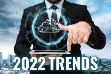 Metin başlığı 2022 Trends sunar. Bir şeyin geliştirildiği ya da değiştirildiği genel iş yaklaşımı Laptop Düz Bacaklı Kadın Kucağına Dayanıyor.