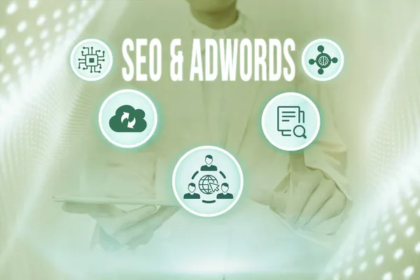Εννοιολογική λεζάντα Seo And Adwords. Business concept είναι κύρια εργαλεία συστατικά του Search Engine Marketing Lady Holding Tablet Πατώντας το εικονικό κουμπί Εμφάνιση φουτουριστικό τεχνολογίας. — Φωτογραφία Αρχείου