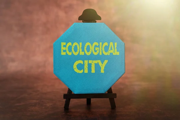 Signo de texto que muestra Ciudad Ecológica. Visión general del negocio asentamiento humano modelado sobre la estructura autosostenible Pensando en nuevas ideas brillantes Renovando la creatividad y la inspiración —  Fotos de Stock