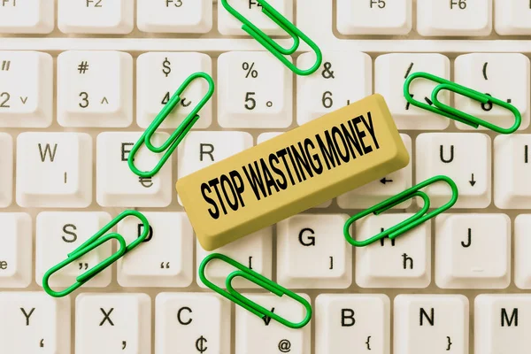 Wyświetlanie znaku Stop Marnowanie pieniędzy. Internet Concept doradzanie osobie lub grupie, aby rozpocząć zapisywanie i używać go mądrze Łączenie się z przyjaciółmi online, Dokonywanie znajomości w Internecie — Zdjęcie stockowe
