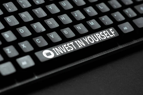 Концептуальный дисплей Invest In Yourself. Концепция означает учиться новым вещам или материалам, таким образом, делая ваш много лучше Создание онлайн журналов, печатая новые статьи, Создание новых заголовков — стоковое фото