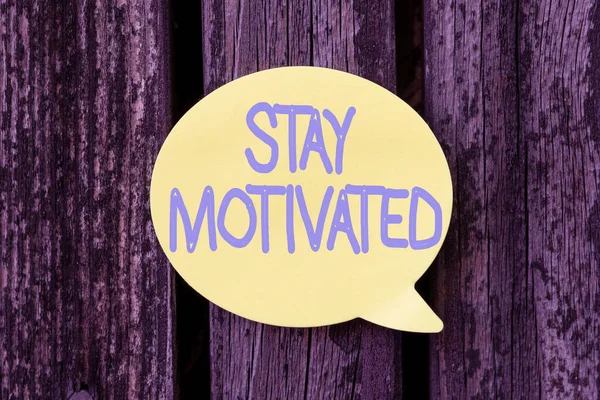 Schild mit der Aufschrift "Bleiben Sie motiviert". Business-Schaufenster Belohnen Sie sich jedes Mal, wenn Sie ein Ziel mit Wissen erreichen Denken Sie neue helle Ideen Erneuerung Kreativität und Inspiration — Stockfoto