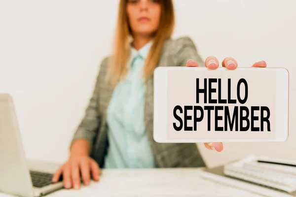 Señal que muestra Hello September. Palabra para querer ansiosamente una cálida bienvenida al mes de septiembre Asesor financiero Dar consejos de ahorro de dinero, Entrepreneur Discutiendo ofertas — Foto de Stock