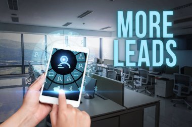 El yazısı metni daha çok ipucu. İnternet Konsepti, tüketici ilgisinin başlatılması ya da ürünlere el ile dokunmalı cep telefonunun Geleceğin Teknolojisini gösteren ekranına soruşturma başlatılması.