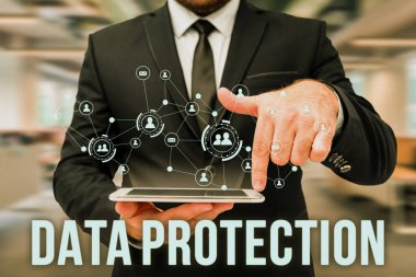 Metin Veri Koruması gösterimi yazılıyor. IP adreslerini ve kişisel verileri korumak için yazılan sözcük, zararlı bir yazılım olan Üniformalı Adam 'dan ayakta duran tablet yazma Futuristik Teknolojiler.