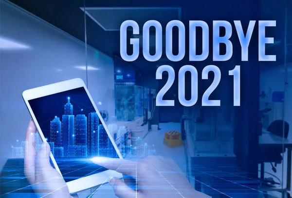 Λεζάντα κειμένου που παρουσιάζει το Goodbye 2021. Επιχειρηματική προσέγγιση εκφράζει τις ευχές μας κατά το χωρισμό ή στο τέλος του περασμένου έτους Man in Uniform Standing Holding Tablet Typing Futuristic Technologies. — Φωτογραφία Αρχείου