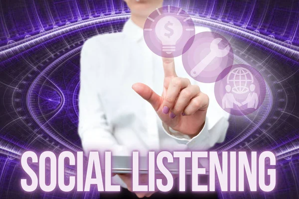 Visualizzazione concettuale Social Listening. Approccio aziendale che analizza le conversazioni e le tendenze del tuo prodotto Lady In Uniform Holding Phone Virtual Press Button Futuristic Technology. — Foto Stock