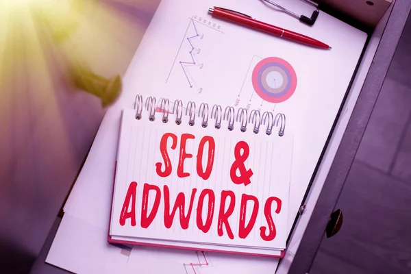 Εννοιολογική απεικόνιση Seo και Adwords. Word Written on they are main tools components of Search Engine Marketing Σκέψη Νέες Φωτεινές Ιδέες Αναζωογόνηση Δημιουργικότητα και Έμπνευση — Φωτογραφία Αρχείου