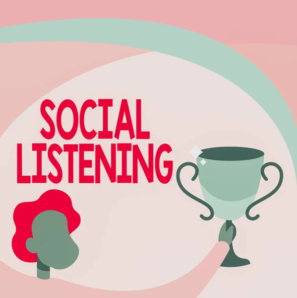 Kézírás szöveg Social Listening. Word Írt elemzése beszélgetések és trendek a termék Man Holding Trophy Cup Up magas ünneplő győzelem. — Stock Fotó