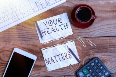 Sağlığınla ilgili kavramsal başlık. İyi sağlık kelimesi diğer şeylerin arasında en önemli olanıdır Farklı Renk Etiketleri Notlarını Düzenle Düzenle Düzenle