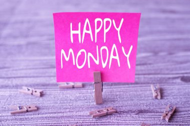 Mutlu Pazartesi 'yi sunan metin başlığı. Yeni Fikir Gösteren Çamaşır Klipleriyle çevrili Boş Meydan Parçası 'nı dilemesini söyleyen kişiye iş yaklaşımı.