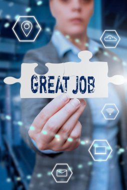 El yazısı harika bir iş. Yeni Geleceğin Teknolojisini Açığa Çıkartan Yapboz Parçası Tutan İş Kadını 'nın yaptığı bir şey için övgü üzerine yazılmış bir söz..