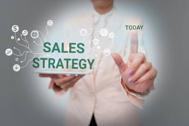 Satış Stratejisini gösteren metin işareti. Hedef pazara ulaşmak ve satmak için iş fikri Üniformalı Kadın Ayakta Durma ve Tablet Gösterme Fütürist Teknoloji.