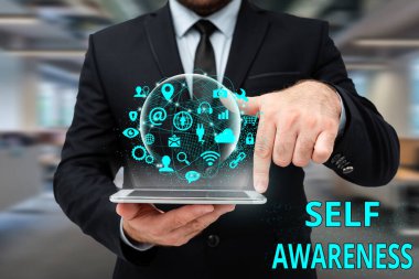 Kişisel farkındalığı gösteren metin işareti. Kavram, kişinin bir duruma karşı bilinçli olması ya da Üniformalı Adam 'ın Tablet Yazan Futuristik Teknolojiler' i tutması anlamına gelir..