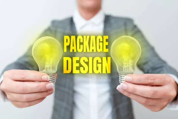 문서 패키지 디자인을 지원한다. 새로운 기술 아이디어를 제시하는 두 개의 램프를 들고 비즈니스 의류를 입고 독특 한 제품 포장 또는 컨테이너 레이디를 만드는 전략을 의미 — 스톡 사진