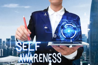 Kişisel Farkındalığı sunan metin başlığı. İş bakış açısına göre bir kişinin durumu ya da olaylara karşı bilinci Geleceğin Teknolojisini Gösteren Cep Telefonunun Elle Dokunma Ekranı.