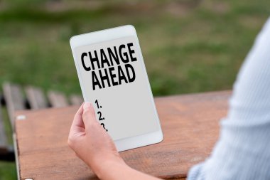 Metin Değişikliği Yazılıyor. Başka bir Çevrimiçi İşe Dönüştürülecek ya da Değiştirilecek İş Gösterisi ve Uzaktan Bağlantı İnsanları Bir arada Tutmak