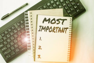 En önemli işareti gösteren ilham perisi. En büyük ya da en yüksek dereceli işletme sergisi ya da Masada Kalem ve Klavye ile Önemli İki Düz Çizgili Spiral Not Defterleri.