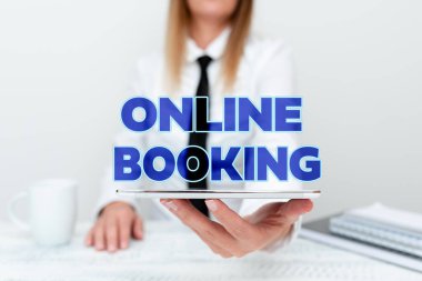 Online rezervasyon ilhamını gösteren metin. İş yaklaşımı Rezervasyon yoluyla internet otel konaklama uçak bileti stajyeri Yeni bir iş yeri açıyor, Öğrenci Raporu Sunuyor