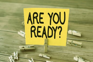 Metin başlığı sunar: Soruya Hazır mısın? Kavram, birine hazır hissettiğinde bir şeye başlamasını söylemek demektir. Etrafı çamaşır mandallarıyla çevrili. Yeni bir anlam ifade ediyor..