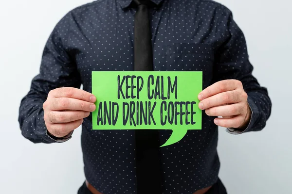 Szöveg megjelenítése Keep Calm And Drink Coffee. Üzleti kirakat ösztönözze az embert, hogy élvezze a koffein ital és pihenjen Bemutatása új tervek és ötletek bemutatása tervezési folyamat — Stock Fotó