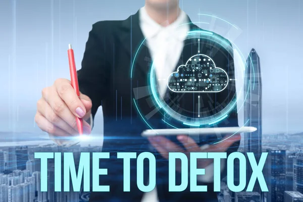 Handschriftliches Zeichen Time To Detox. Geschäftskonzept, wenn Sie Ihren Körper von Toxinen reinigen oder aufhören, Drogen zu konsumieren Arzt Im Labor Eine Tablette mit futuristischer Technologie. — Stockfoto