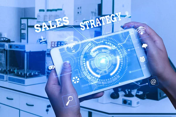 Podepsat zobrazení prodejní strategie. Internet Concept Plan for reaching and selling to your target market Marketing Hand Pressing Screen Of Mobile Phone Showing The Futuristic Technology. — Stock fotografie