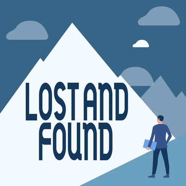 Visualizzazione concettuale Lost And Found. Concetto che significa un luogo dove gli oggetti smarriti sono conservati fino a quando non hanno recuperato Gentleman In Suit Standing Holding Notebook Affrontare alta catena montuosa. — Foto Stock